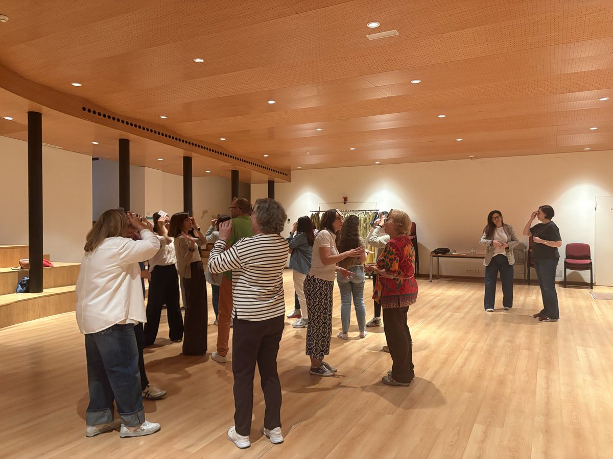 CFIESAleng's tweet photo. Segunda sesión del curso: “El aula en escena: herramientas teatrales para docentes” en la sala de ensayos del Teatro Liceo con @ngalache “El actor como comunicador” 🎭
@cfiesalamanca #formaciónCyL https://t.co/sINxR76sSO