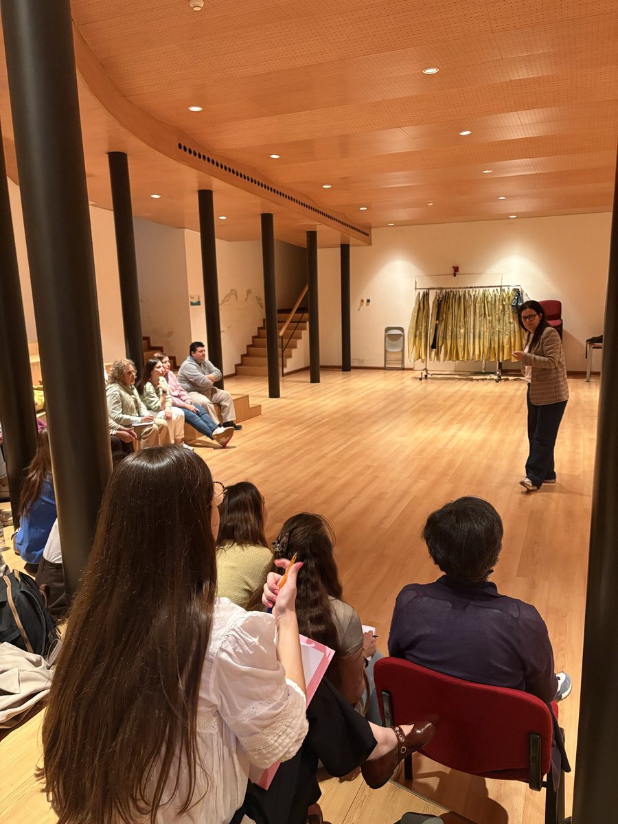 CFIESAleng's tweet photo. Segunda sesión del curso: “El aula en escena: herramientas teatrales para docentes” en la sala de ensayos del Teatro Liceo con @ngalache “El actor como comunicador” 🎭
@cfiesalamanca #formaciónCyL https://t.co/sINxR76sSO