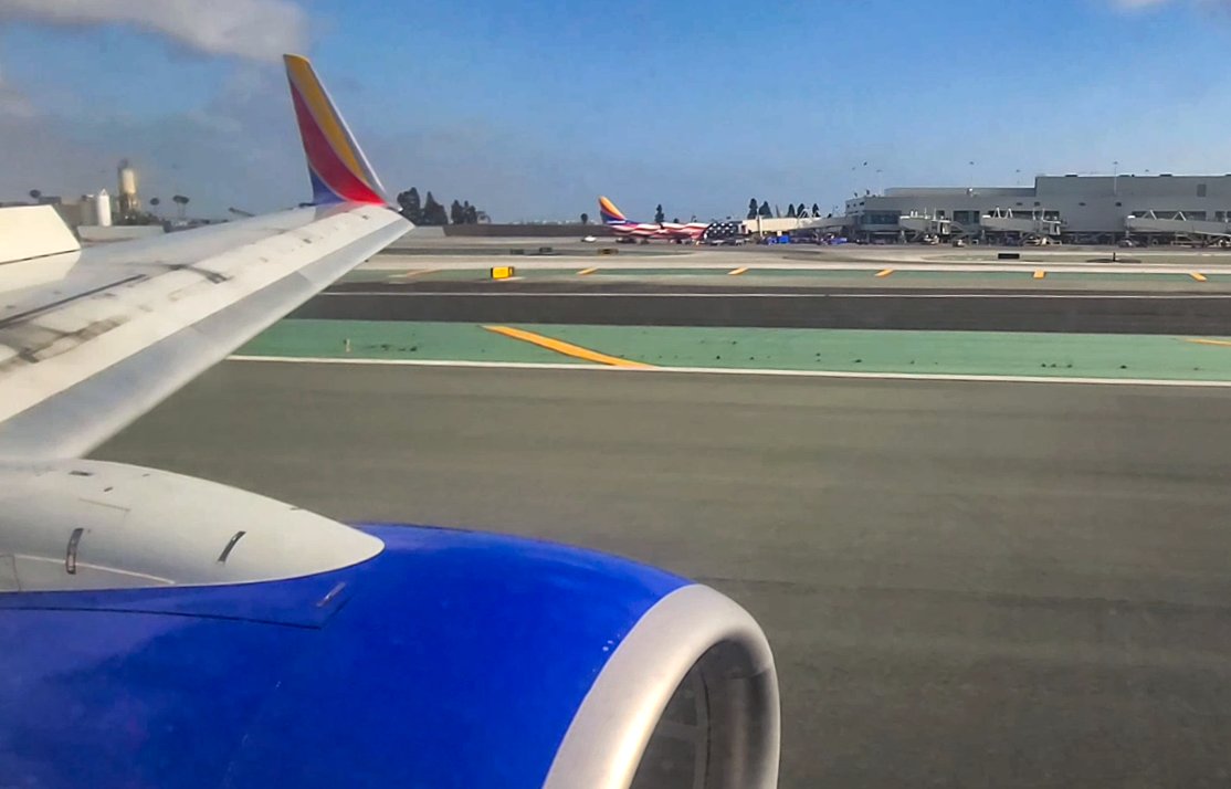 SoCalFlyer97's tweet photo. Spotted again: #SouthwestAirlines Liberty One #N8719Q at SAN last Saturday evening which was getting serviced to make its six hour trek halfway across the Pacific to HNL as flight #WN532. https://t.co/ZGtu5oanRK