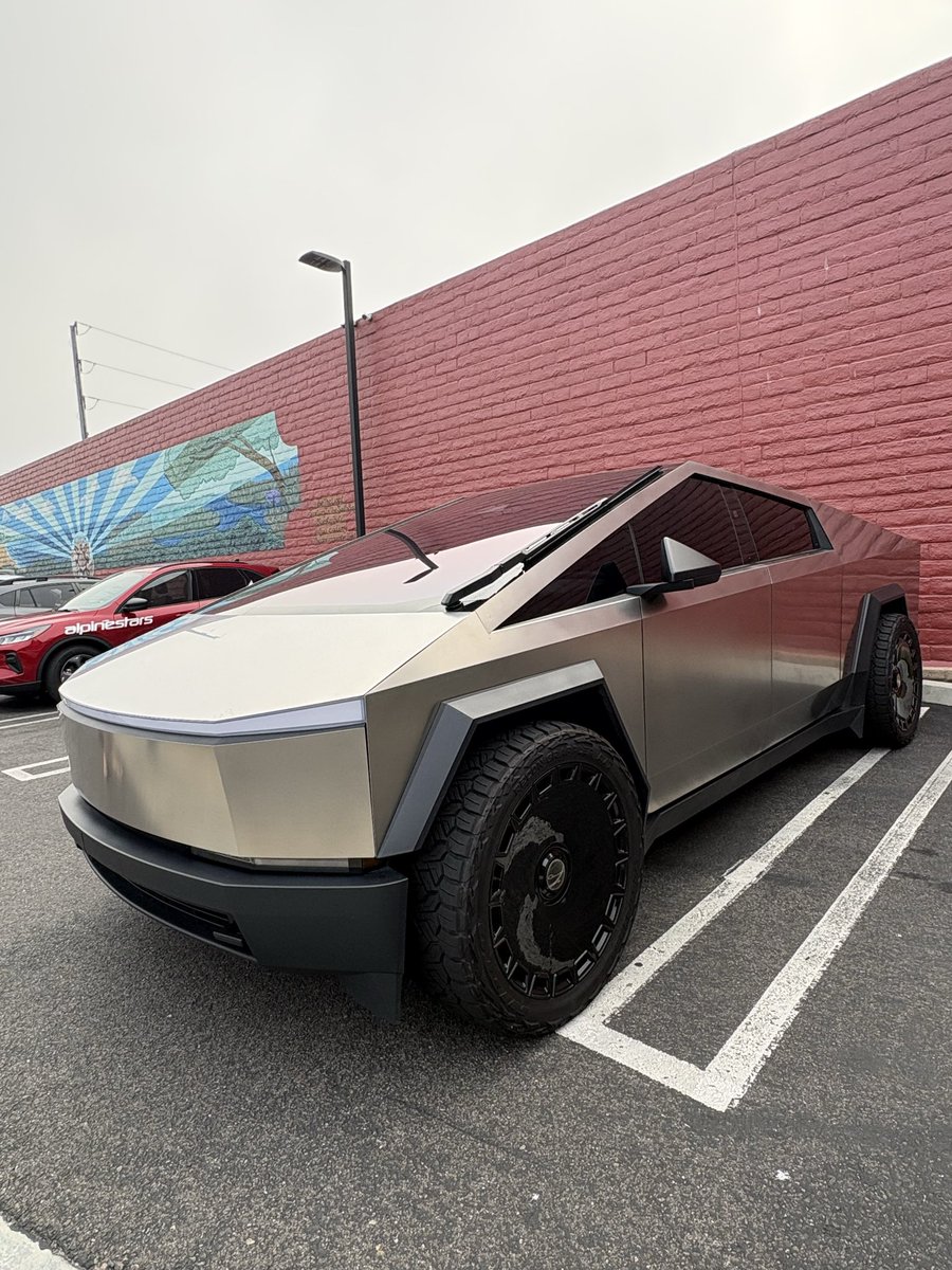 ambitious_n's tweet photo. #テスラサイバートラック

日本の公道では走れないですが、#TURO
 アプリを使えば、簡単にレンタルが可能です。全てが未来のクルマ🚗 https://t.co/cB8FP02sqz