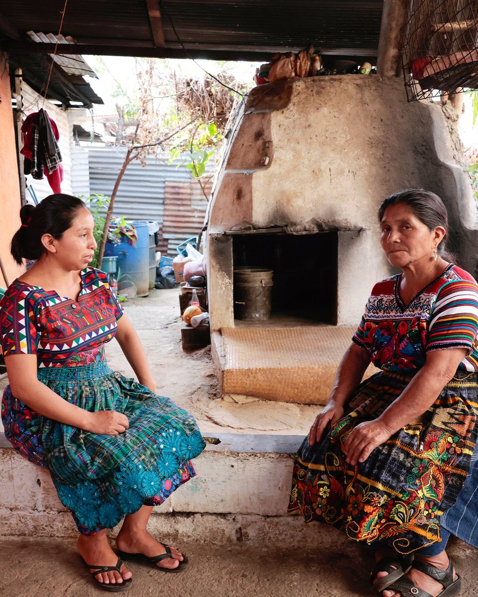 GuatemalaGob's tweet photo. Con sabiduría, entrega y vocación de servicio, las comadronas acompañan a miles de familias guatemaltecas. ✨

Hoy reconocemos su aporte y los conocimientos ancestrales que preservan en cada comunidad. https://t.co/DxhNfBHuDe