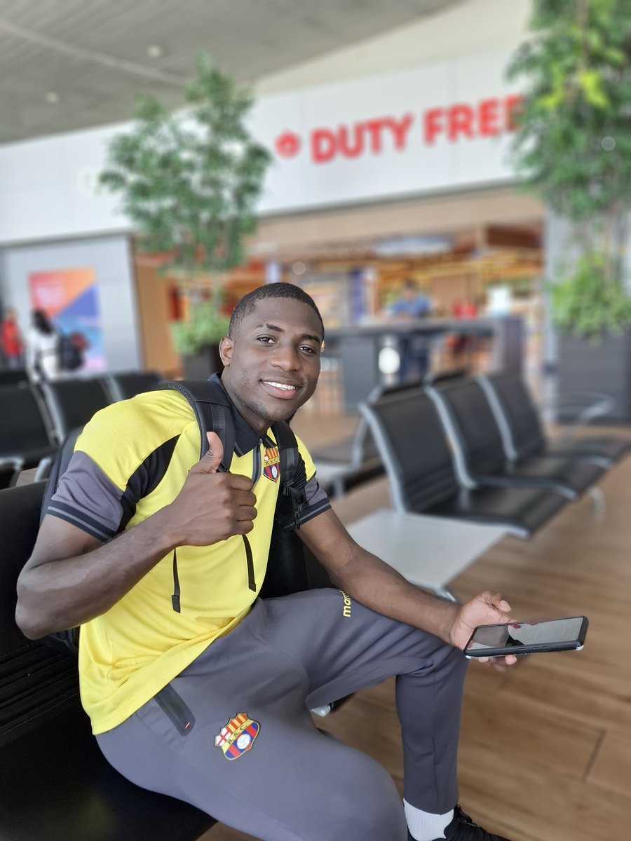 BarcelonaSC's tweet photo. Destino: Chile. 🇨🇱
¡Vamos ídolo!

#BarcelonaMiPasión
#ConmebolLibertadores https://t.co/GIpUb8ueRP