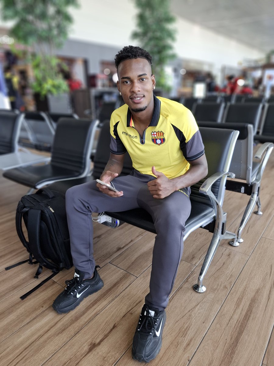 BarcelonaSC's tweet photo. Destino: Chile. 🇨🇱
¡Vamos ídolo!

#BarcelonaMiPasión
#ConmebolLibertadores https://t.co/GIpUb8ueRP