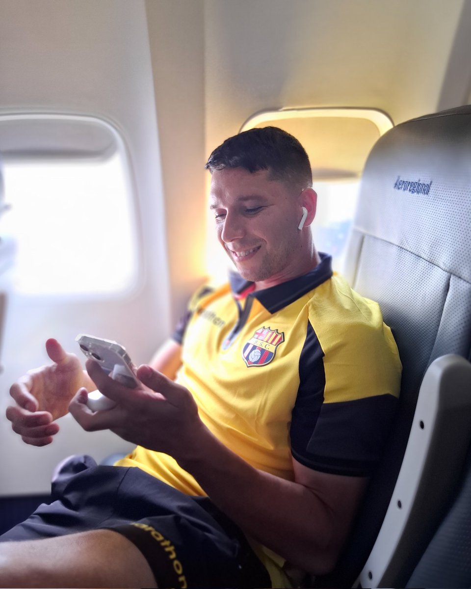 BarcelonaSC's tweet photo. Destino: Chile. 🇨🇱
¡Vamos ídolo!

#BarcelonaMiPasión
#ConmebolLibertadores https://t.co/GIpUb8ueRP