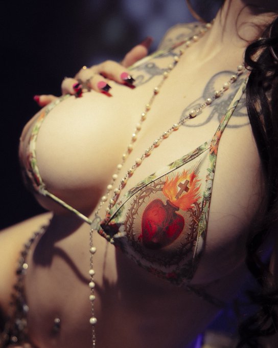 ⭒ ✮ 👑 MιѕѕLυηαLυχχχ ✮ ⭒ - 🙇🏻‍♂️🙇🏻 Titty Tuesday time for worship https://t.co/OInRYB6Ib4