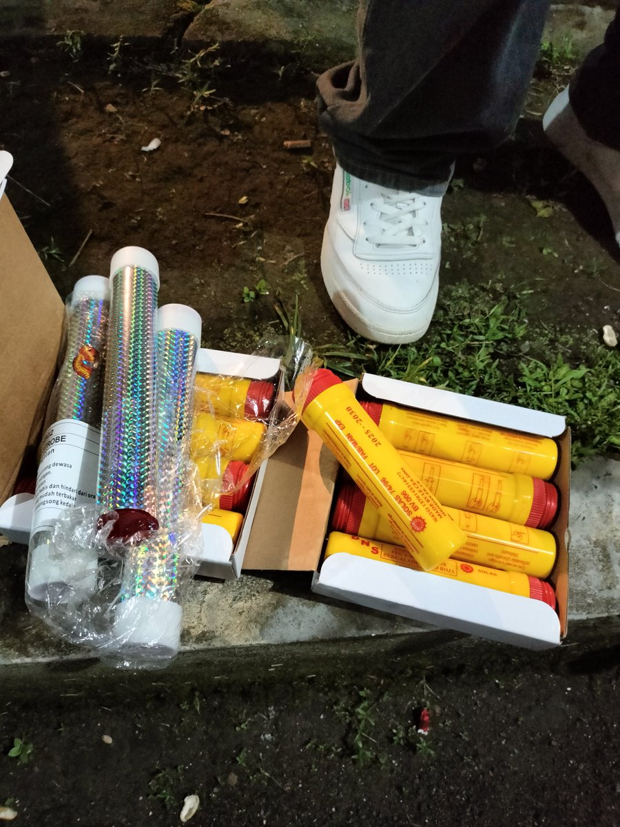FNB_76's tweet photo. One personil three flare, lak ngono to? https://t.co/huYHqzaQv0