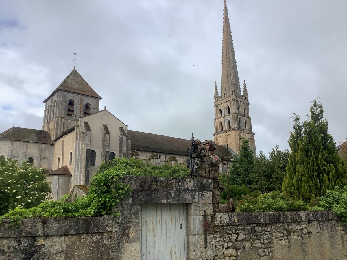 EricSoulat's tweet photo. Au plus proche des combats à Siant-Germain, pour assister à la mission de reprendre l’Abbaye et la ville de Saint-Savin par le 2e régiment étranger de parachutistes… https://t.co/vSBZfxrEir