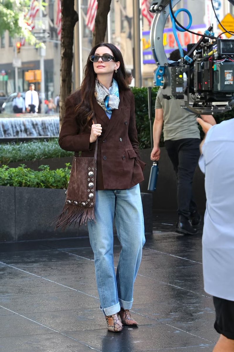 QueerQuadrant's tweet photo. no one walks down the streets of nyc better than anne hathaway in a devil wears prada movie https://t.co/mnHADUt8RW