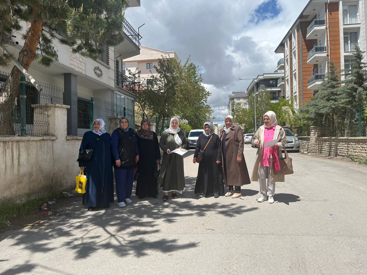 ipekyoluakkdn's tweet photo. 📍CUMHURİYET MAHALLESİ 
İpekyolu İlçe Kadın Kolları Yönetim Kurulu Üyelerimiz ile birlikte bugün de Cumhuriyet Mahallemizde hemşehrilerimizi ziyaret ederek Sayın Cumhurbaşkanımızın her bir üyemiz için göndermiş olduğu Teşekkür Belgesini üyelerimize ulaştırmaya devam ediyoruz. https://t.co/66CqfIDFBQ