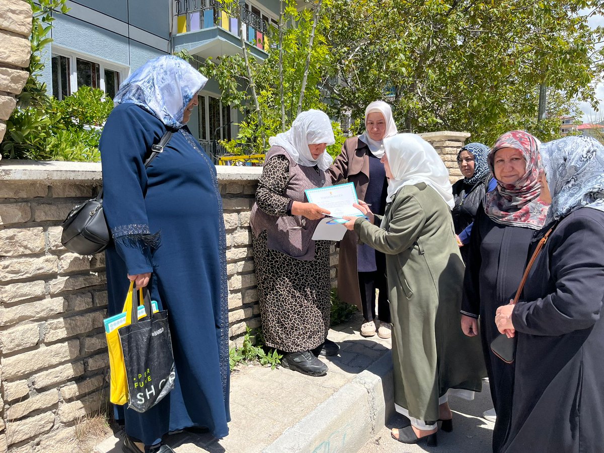 ipekyoluakkdn's tweet photo. 📍CUMHURİYET MAHALLESİ 
İpekyolu İlçe Kadın Kolları Yönetim Kurulu Üyelerimiz ile birlikte bugün de Cumhuriyet Mahallemizde hemşehrilerimizi ziyaret ederek Sayın Cumhurbaşkanımızın her bir üyemiz için göndermiş olduğu Teşekkür Belgesini üyelerimize ulaştırmaya devam ediyoruz. https://t.co/66CqfIDFBQ