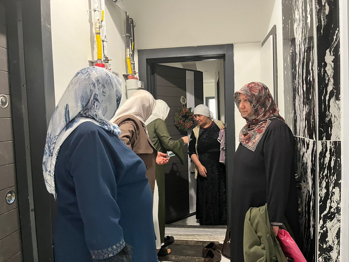 ipekyoluakkdn's tweet photo. 📍CUMHURİYET MAHALLESİ 
İpekyolu İlçe Kadın Kolları Yönetim Kurulu Üyelerimiz ile birlikte bugün de Cumhuriyet Mahallemizde hemşehrilerimizi ziyaret ederek Sayın Cumhurbaşkanımızın her bir üyemiz için göndermiş olduğu Teşekkür Belgesini üyelerimize ulaştırmaya devam ediyoruz. https://t.co/66CqfIDFBQ