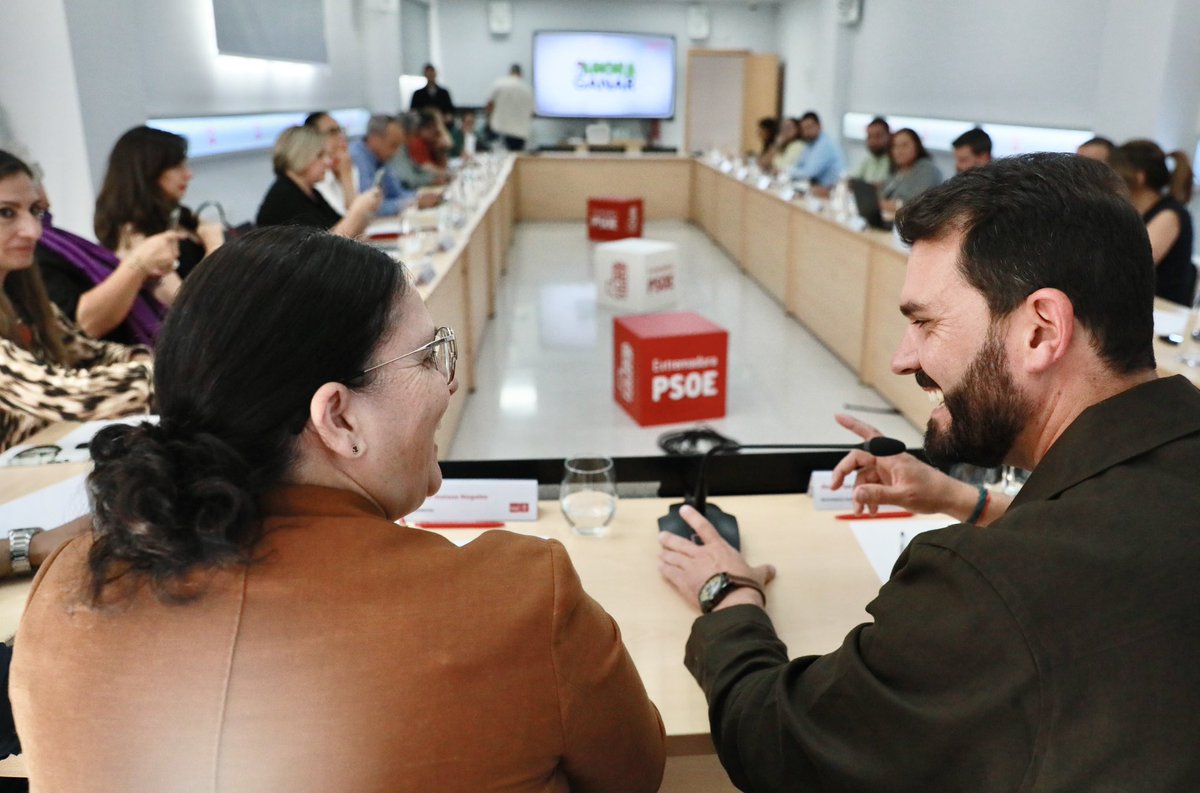 psoeex's tweet photo. ✊🏻Tarde de trabajo con los compañeros y compañeras de la Comisión Ejecutiva Regional planificando las próximas semanas de actividad del PSOE de Extremadura en la calle y el Parlamento.
#VolverAGanar https://t.co/riQa0ugh4k