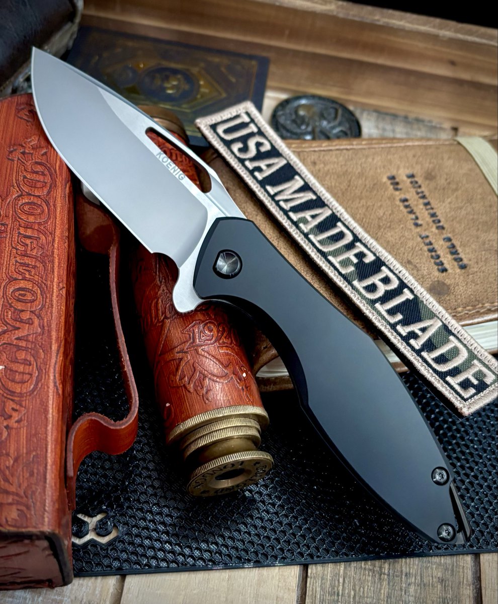USAMADEBLADE's tweet photo. Happy Ti Tuesday with our Koenig Arius Exclusive!  
⚫ Black DLC handles
⚫ Black hardware
⚫ Burnished M390 blade with polished flats
Clean. Timeless. Built like a tuxedo — this classic blacked-out configuration never goes out of style. 🖤
Get yours now at USA Made Blade! https://t.co/hIkyteOBnW