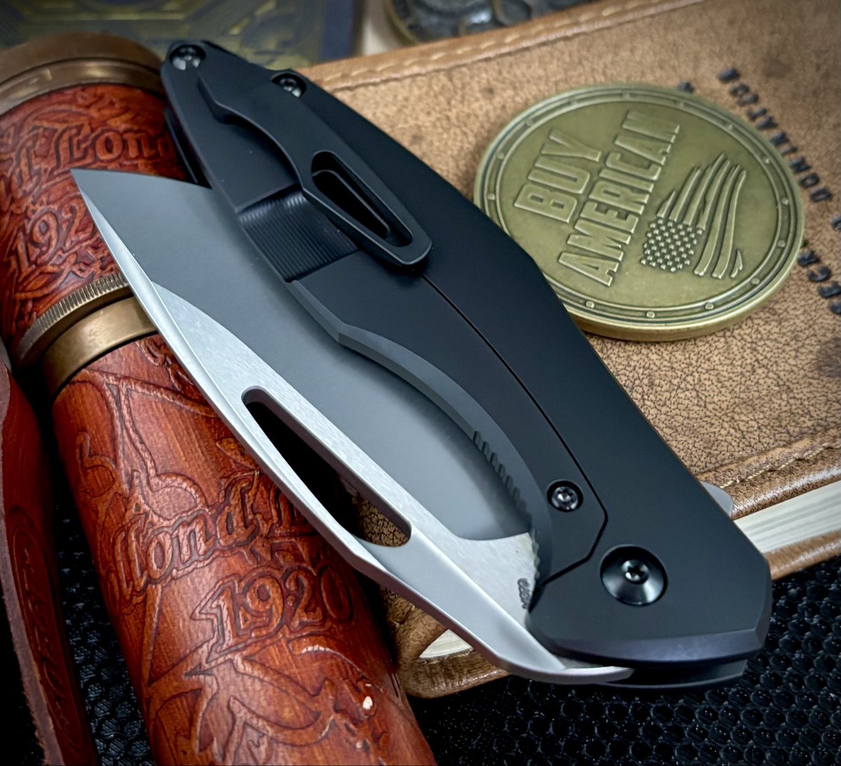 USAMADEBLADE's tweet photo. Happy Ti Tuesday with our Koenig Arius Exclusive!  
⚫ Black DLC handles
⚫ Black hardware
⚫ Burnished M390 blade with polished flats
Clean. Timeless. Built like a tuxedo — this classic blacked-out configuration never goes out of style. 🖤
Get yours now at USA Made Blade! https://t.co/hIkyteOBnW