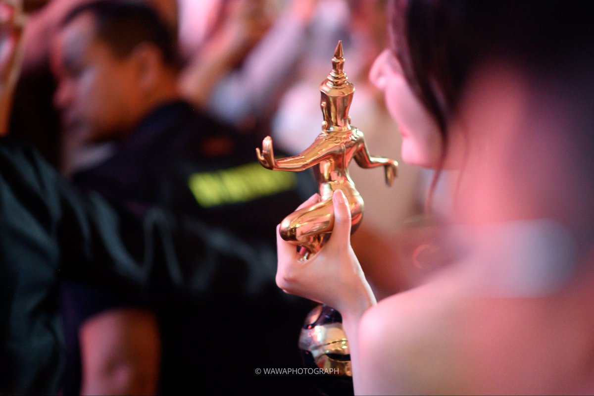 wawaawaaa_'s tweet photo. ทุกๆครั้งที่กดชัตเตอร์ คืออยากจะ บันทึกทุกเรื่องราวให้อยู่ในภาพ

📸 สายตาที่ แม่ กับ พี่สาว มองมาที่เจนเย่
📸 มือเล็กๆที่ ถือรางวัล กับรอยยิ้ม
📸 แฟนคลับทุกคนที่มองมาที่ เจนเย่ 

เป็นอีกวันที่จะไม่ลืมเลยแหละ @janeeeyeh 
#janeeyeh 💓💗 https://t.co/4kqSPz4LEJ