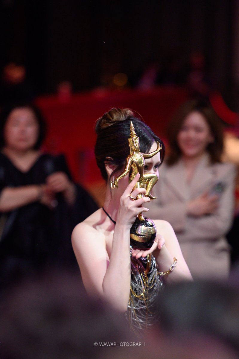 wawaawaaa_'s tweet photo. ทุกๆครั้งที่กดชัตเตอร์ คืออยากจะ บันทึกทุกเรื่องราวให้อยู่ในภาพ

📸 สายตาที่ แม่ กับ พี่สาว มองมาที่เจนเย่
📸 มือเล็กๆที่ ถือรางวัล กับรอยยิ้ม
📸 แฟนคลับทุกคนที่มองมาที่ เจนเย่ 

เป็นอีกวันที่จะไม่ลืมเลยแหละ @janeeeyeh 
#janeeyeh 💓💗 https://t.co/4kqSPz4LEJ