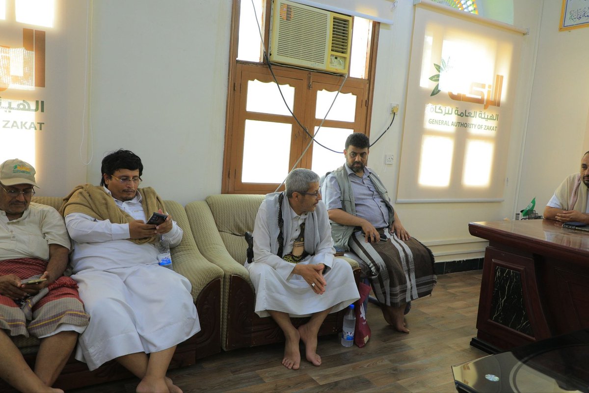 ZakatYe's tweet photo. ترأس محافظ الحديدة اللواء عبدالله عطيفي اجتماعاً مع قيادة مكتب هيئة الزكاة بالمحافظة لمناقشة سير العمل ومشاريع الهيئة، مع التركيز على معالجة قضايا السجناء والغارمين المعسرين. وأكد أهمية تعزيز التعاون بين السلطة المحلية وهيئة الزكاة ورجال الأعمال لدعم المشاريع الإنسانية.. https://t.co/slChbCf2Iw
