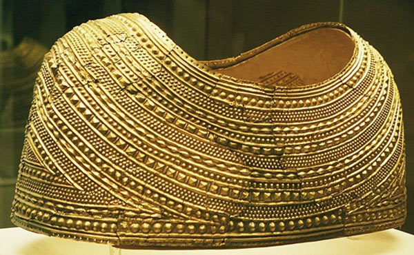 WiciCymru's tweet photo. Now  ALL  colonial artefacts nicked by  England  from 🏴󠁧󠁢󠁷󠁬󠁳󠁿  Wales should also be returned to Wales, including this ceremonial Celtic gold cape from Yr Wyddgrug, 🏴󠁧󠁢󠁷󠁬󠁳󠁿 and parts of the Crown Jewels. https://t.co/Ds3VEX0R6b