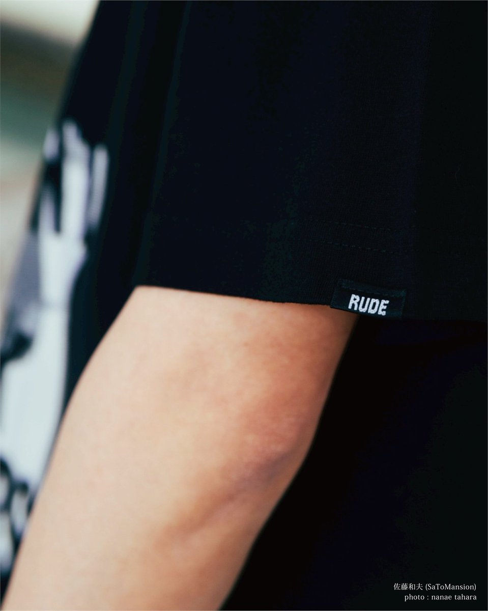 FIGHTBACK_CC's tweet photo. ／

FIGHT BACK 2026
× RUDE GALLERY
SPECIAL COLLABORATION ⚡️

＼

🤝 @rude_gallery 

━━━━━━━━━━━━━━━━━

初コラボ
カッコ良すぎで死にそうです。
ありがとうございます。
会場限定！数量限定！お早めに。
thank you RUDE GALLERY
Club Change  Kuronuma

━━━━━━━━━━━━━━━━━

👕こちらのコラボ商品は
【会場内オフィシャル物販】にて、
数量限定での販売となります。

👕 / 📷️
佐藤和夫(SaToMansion)
️photo : nanae tahara

※着用サイズ： 4(L)

━━━━━━━━━━━━━━━━━

🎟️ Thank you SOLD OUT!!

- FIGHT BACK 2026 -
日時：2026年5月30日(土) / 31日(日)
場所：盛岡タカヤアリーナ
🔍️詳細は公式サイトへ
https://t.co/eATDNQST3G

#RUDEGALLERY  #FIGHTBACK2026
#盛岡 #アリーナだけど最強のライブハウスへ