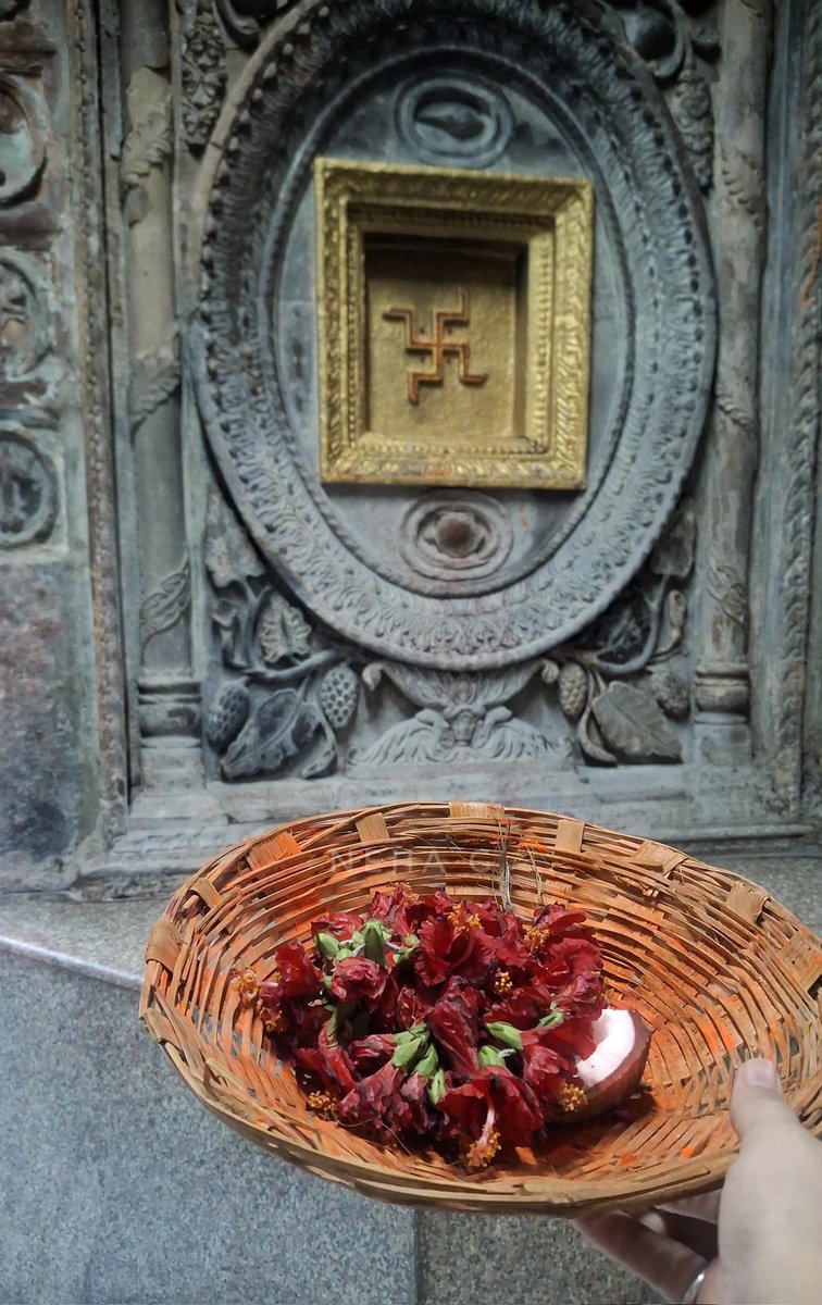 NGFlowerChild's tweet photo. Flowers for the Divine, Peace for the Mind 🌺 
Somewhere in Kashi... https://t.co/GgNB7Vo8Uj