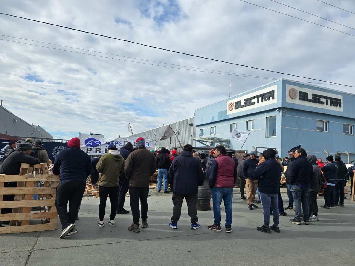 ElEconomista_'s tweet photo. 🚨 Quebró una histórica fábrica de aires acondicionados en Tierra del Fuego: más de 150 trabajadores afectados

• La Justicia decretó la quiebra de Aires del Sur, fabricante de las marcas Electra y Fedders.

• La planta de Río Grande está paralizada desde enero y los empleados ocuparon las instalaciones en febrero para reclamar una solución laboral.