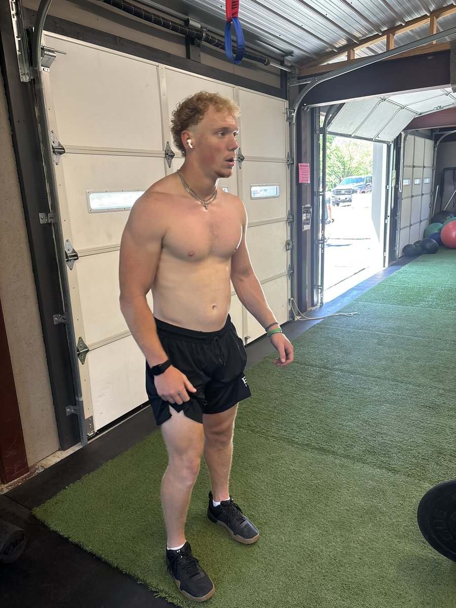 Cason2411's tweet photo. 1 month out from college! Cant wait to get to work. BW 215 @CVance43 @CoachHarris20 https://t.co/MnYXmd3COk