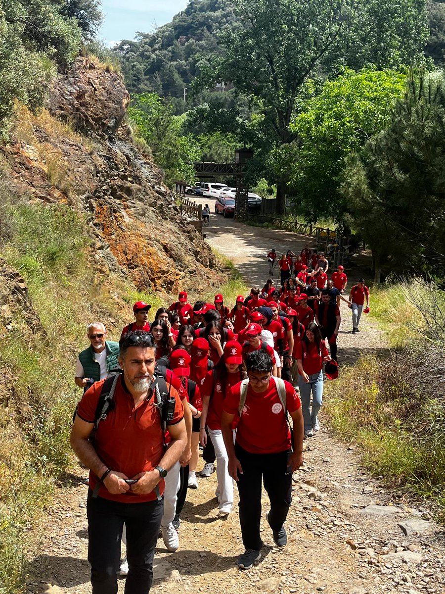 mebakubizmir's tweet photo. #19Mayıs Atatürk’ü Anma, Gençlik ve Spor Bayramı etkinlikleri kapsamında, “Gençlik Atatürk’ün İzinde Yürüyor” sloganıyla İzmir Balçova Terapi Ormanı’nda doğayla iç içe anlamlı bir yürüyüş gerçekleştirdik.
@tcmeb
@Yusuf__Tekin
@bilalmacit
@meb_adsp
@MetinTayarer
@izmirilmem https://t.co/zZgXO6PnYn