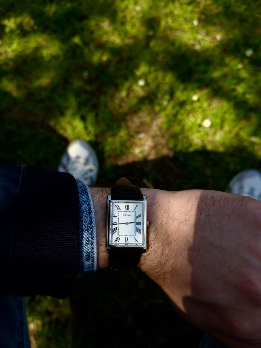 mrtsyll's tweet photo. Zamansız bir tasarım, doğru bir parça. Minimalist detaylar ve klasik çizgilerle Seiko SWR103P. ⏳✨
Bugünün tercihi Seiko SWR103P. 👌⌚
#seiko #seikoswr103p #tankwatch #watchoftheday #saatmerakı #style https://t.co/4udyHBtuQK