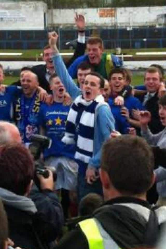 CowdenbeathFC's tweet photo. 💙 𝐃𝐚𝐥𝐞 𝐒𝐦𝐚𝐫𝐭: 𝐍𝐨 𝐟𝐮𝐬𝐬. 𝐍𝐨 𝐬𝐩𝐨𝐭𝐥𝐢𝐠𝐡𝐭. 𝐉𝐮𝐬𝐭 𝐂𝐨𝐰𝐝𝐞𝐧𝐛𝐞𝐚𝐭𝐡.. 💙

From spending his paper round money following The Blue Brazil, to washing kits and helping the club behind the scenes for the last five seasons, Dale Smart is one of the unsung heroes who help keep Cowdenbeath FC going.

A brilliant story about friendship, football, community… and flying chips at Queen of the South 😄

Read Dale’s story here 👇
https://t.co/ltrIVylWuO