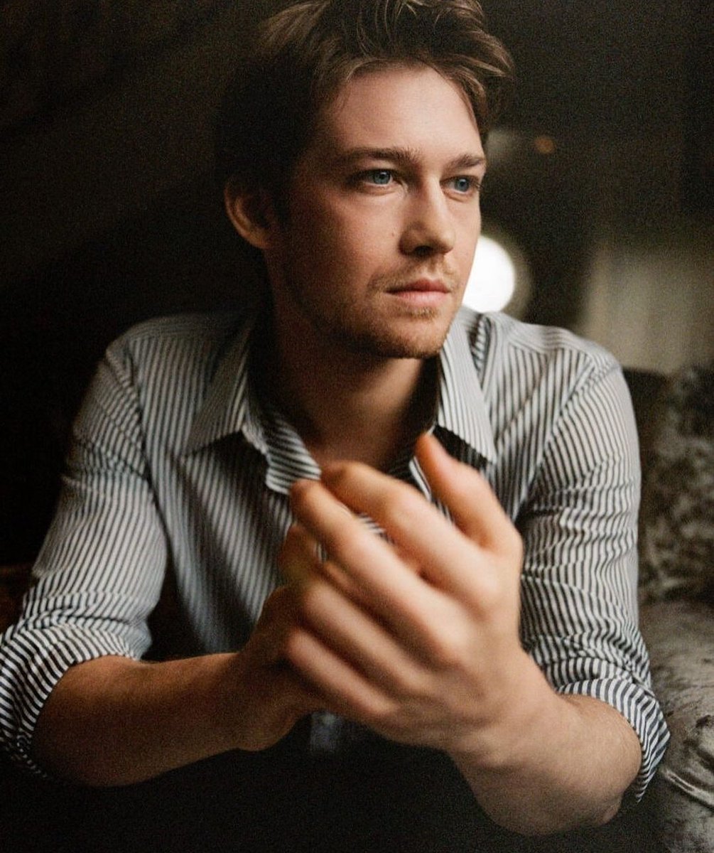 Joe Alwyn Styled 🌊🪶 tweet media
