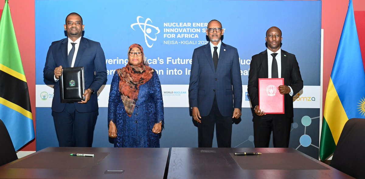ikulumawasliano's tweet photo. Rais wa Jamhuri ya Muungano wa Tanzania, Mhe. Dkt. Samia Suluhu Hassan pamoja na Rais wa Rwanda Mhe. Paul Kagame wakishuhudia utiaji wa saini wa hati ya makubaliano ya ushirikiano katika masuala ya sekta ya nishati, umeme, mafuta na gesi asilia baina ya Serikali ya Jamhuri ya Muungano wa Tanzania na Serikali ya Jamhuri ya Rwanda, jijini Kigali, Rwanda tarehe 19 Mei, 2026.