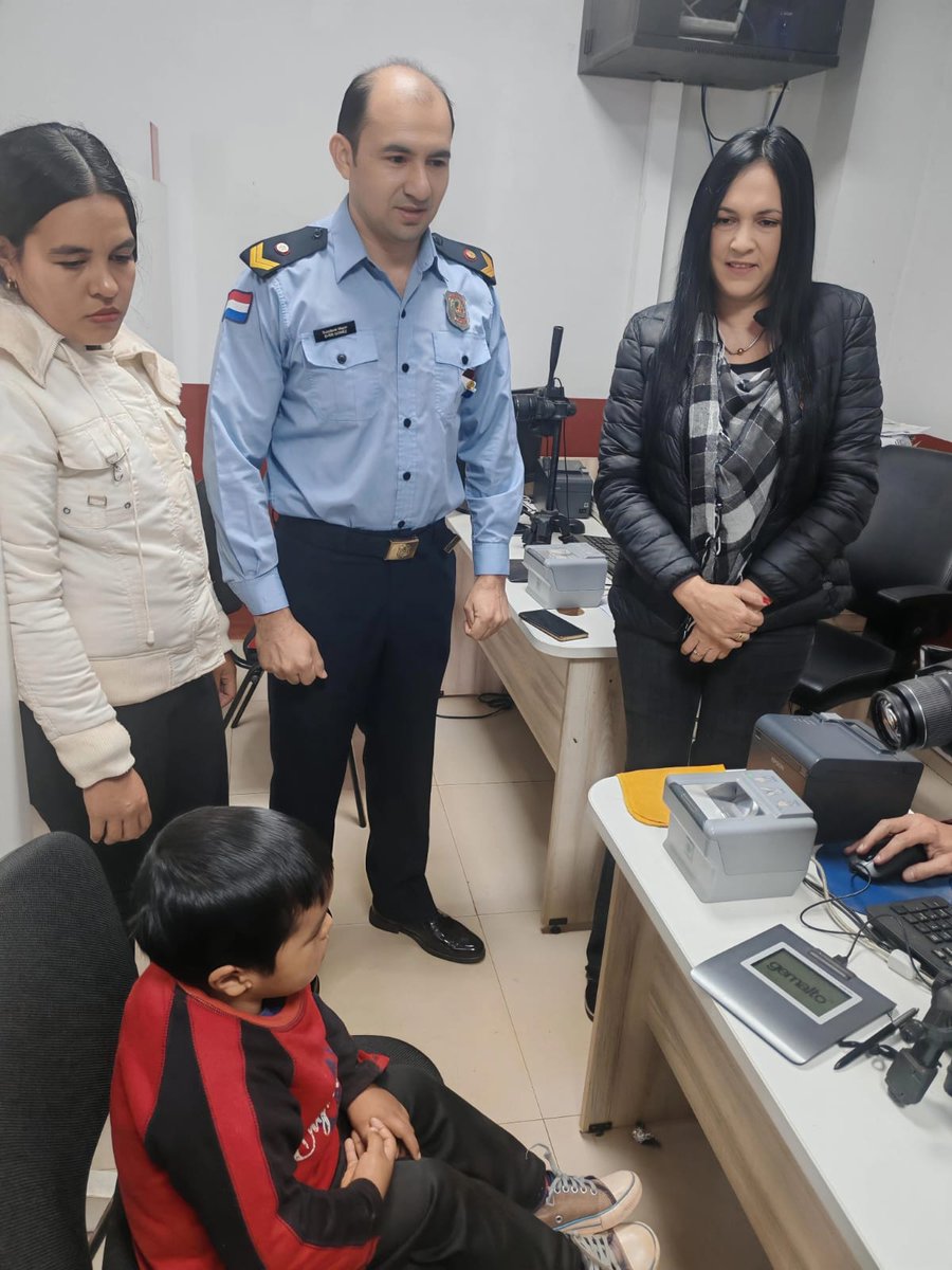 pyregistrocivil's tweet photo. La jornada estuvo acompañada por la directora Prof. Gloria Valiente y el jefe de Identificaciones, Suboficial Mayor Ever Gómez. 

Seguimos trabajando para garantizar el derecho a la identidad desde la niñez. https://t.co/47bBCqYwaS