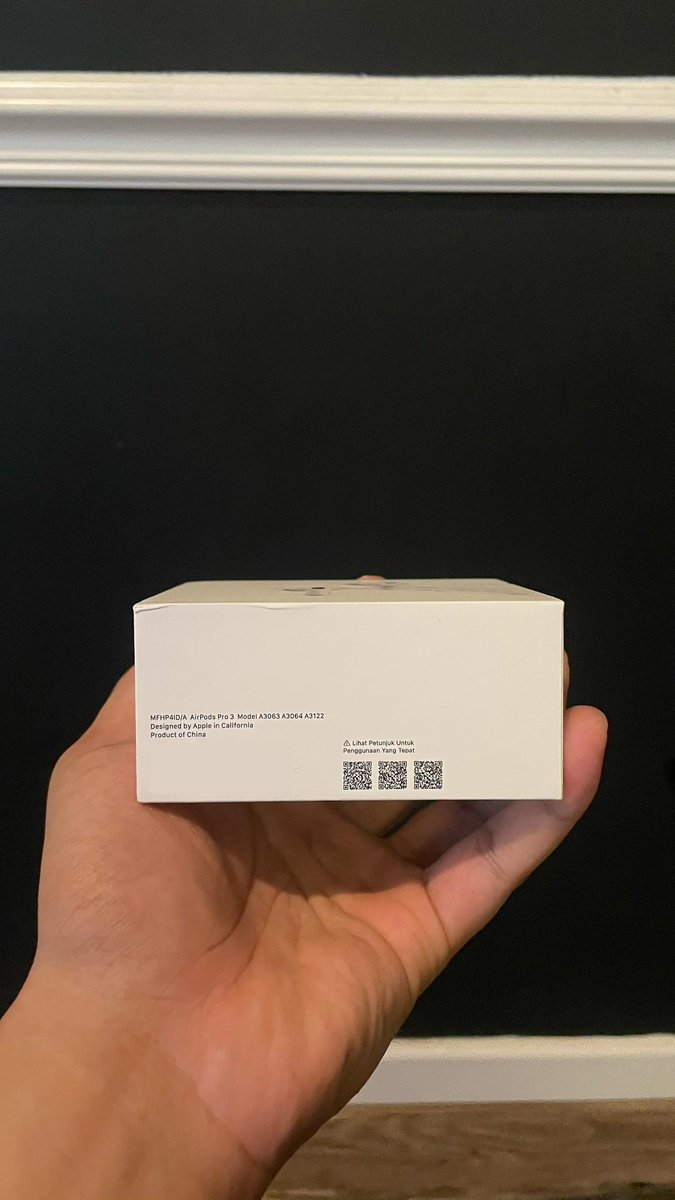 Thepoogh's tweet photo. Wts airpods pro 3 bnib digimap https://t.co/l3SZprB1RG