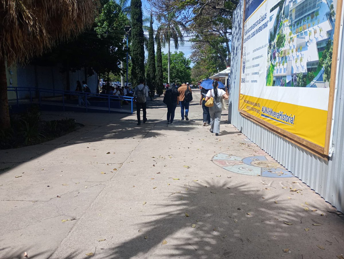 UNAH_Rectoria's tweet photo. Así lucen los espacios de la mejor universidad del país, la @UNAHoficial. ¡Se respira un ambiente académico de paz y tranquilidad! Son mas de 80 mil estudiantes, es decir, 30 mil más que cuando nos tocó asumir en 2024. Más de 30 carreras nuevas, mejoramiento de espacios y habilitación de espacios comunes. #LaNuevaHistoriaSigue