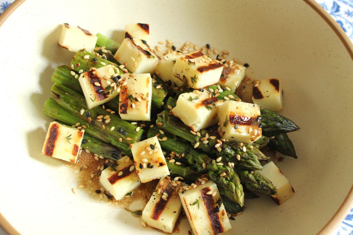 ELLICSRKitchen's tweet photo. Paneer is a protein-packed, nutrient-rich dairy product similar to soft cheese, but stays firm when cooked. The main milk protein, casein, is slowly absorbed in the digestive tract, which helps with muscle recovery &amp; growth💪

🌱Asparagus Paneer Salad
https://t.co/Qf7Y9fDpp4 https://t.co/nm5hvLTI2O