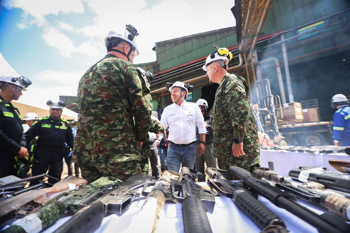 CarlosAmayaR's tweet photo. Acompañamos el acto protocolario del @COL_EJERCITO, en donde inicia el plan de destrucción y fundición de armas 2026, en las instalaciones de la planta siderúrgica Diaco en Tuta. 

Estas armas han sido entregadas voluntariamente o decomisadas. 

Un evento que simboliza el compromiso de nuestras instituciones con la construcción de paz, la reconciliación y la transformación de instrumentos de violencia en oportunidades para el futuro 💚.