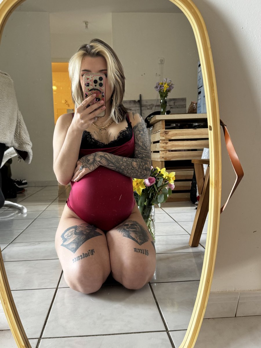 Divineariia tweet media