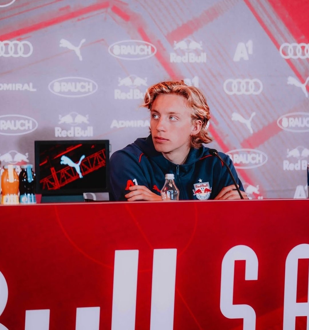 olandco69's tweet photo. L'Olympique Lyonnais serait en négociation avancée avec Mads Bidstrup 🇩🇰👀 ! 

Le milieu de 25 ans est évalué à 15M€ sur Transfermark, il est sous contrat jusqu'en en 2029 au RB Salzbourg. ✍️💰

(📰 @sn_aktuell) https://t.co/qTFc86zMl2