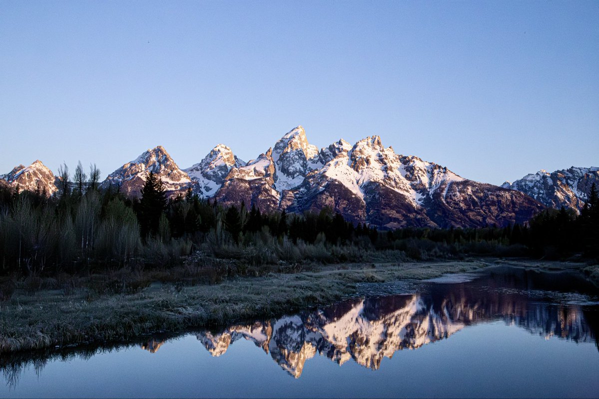 YarpGG's tweet photo. Grand Teton Mountains at Sunrise. 21 degrees outside felt like 15. Absolutely worth it! https://t.co/PuQfpXfUng