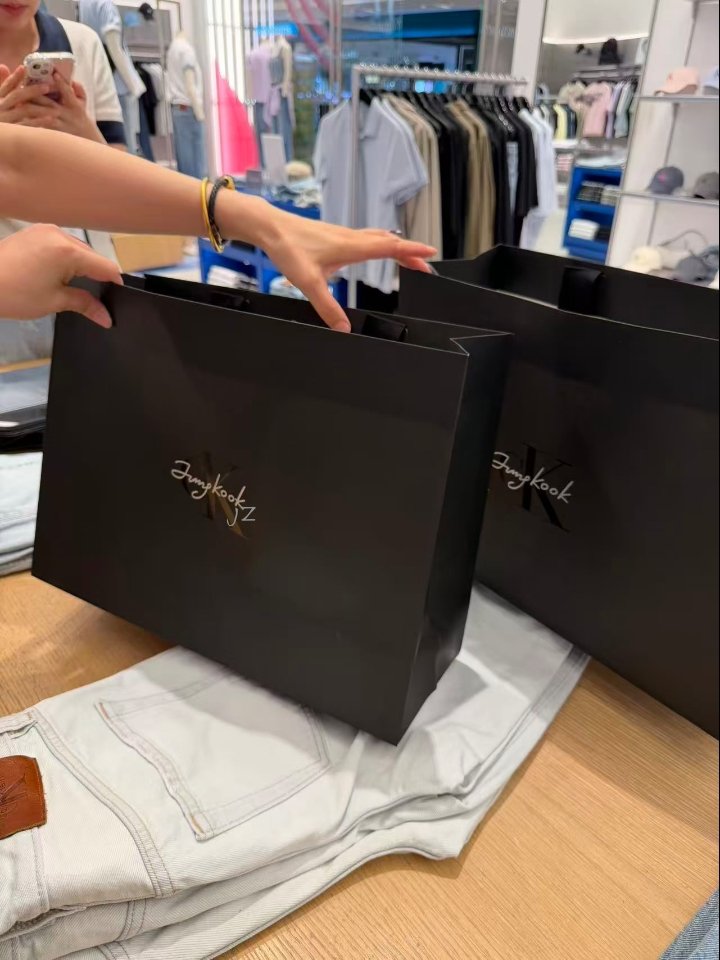 j1nzhu0o_'s tweet photo. Black shopping bag and tote bag with Jungkook's name on it are so cute~🛍️🖤

#BTS #정국 #CKJK
#JUNGKOOKxCALVINKLEIN https://t.co/Gahc6lcylD
