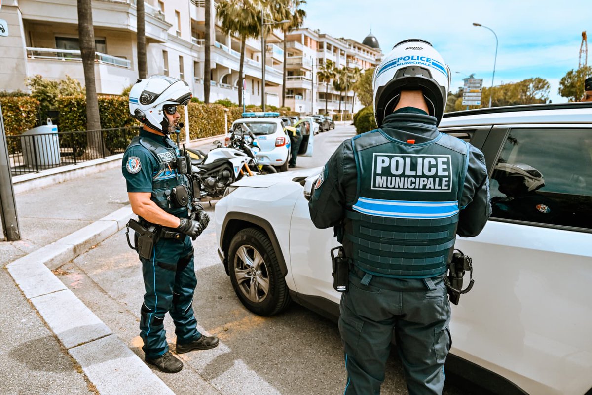 VilledeCagnes's tweet photo. [SÉCURITÉ POUR TOUS]

La mobilisation se poursuit contre les infractions routières.
Nouveaux contrôles cet après-midi au Béal et sur l’avenue de Grasse par la Police Municipale et Nationale.

➡️ Sécurité et tranquillité des Cagnois : une priorité au quotidien. https://t.co/6eqTmaKlBh
