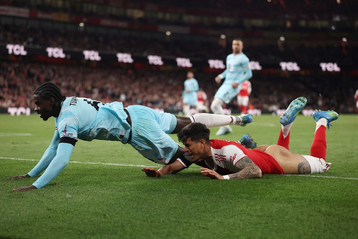 RadioPuntoRojo's tweet photo. #PieroHincapié se volvió tendencia.
Por una jugada en la que quedó semidesnudo cuando fue derribado en el área del #Burnley por #AxelTuanzebe.
@Arsenal ganó 1-0 cada vez más cerca del trofeo de la #PremierLeague.
@pierohincapie https://t.co/bEQ6bwrbdO