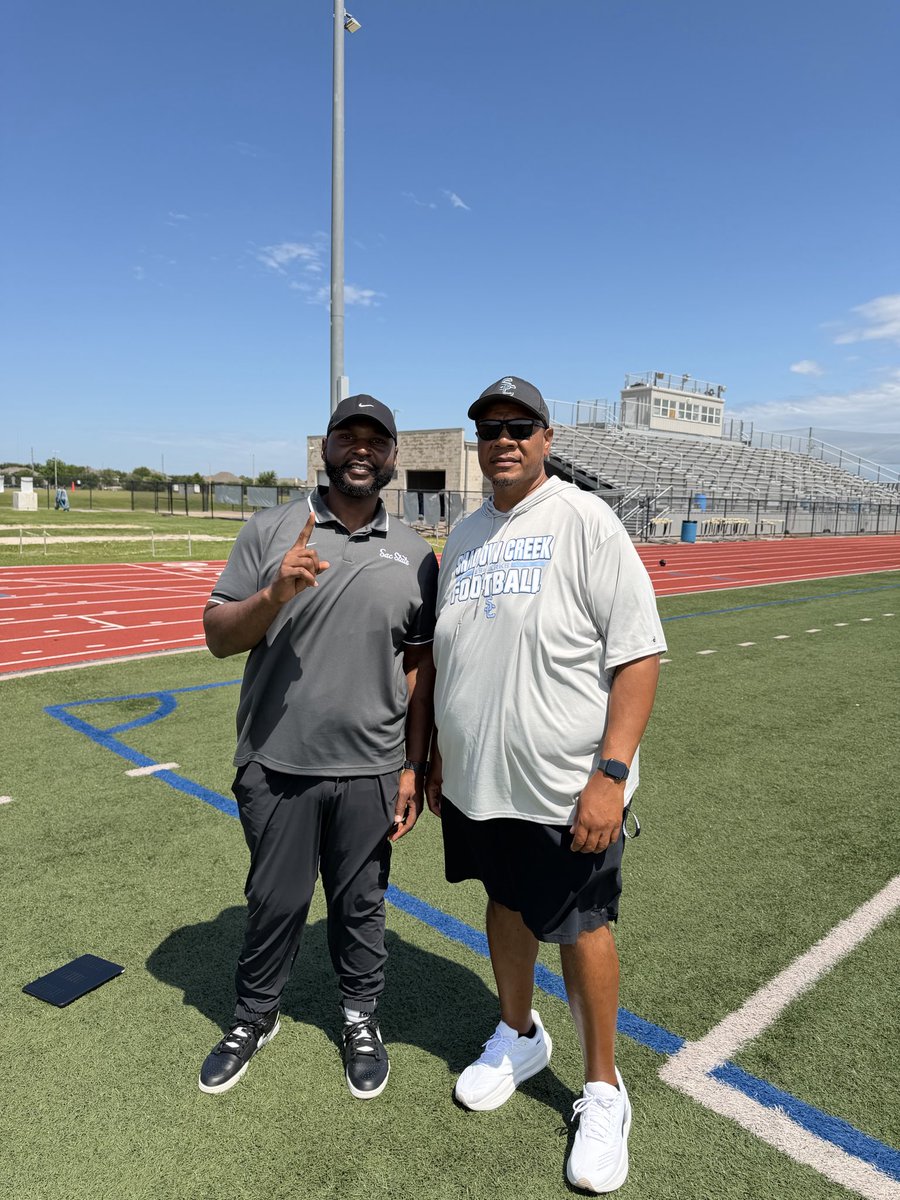 CoachConley66's tweet photo. Special thanks to Coach Green for his hospitality!

#Greenline 🟢 🐝 ☝️
#ZoTime ⏰
#100-100 https://t.co/WDaRYhaDCg