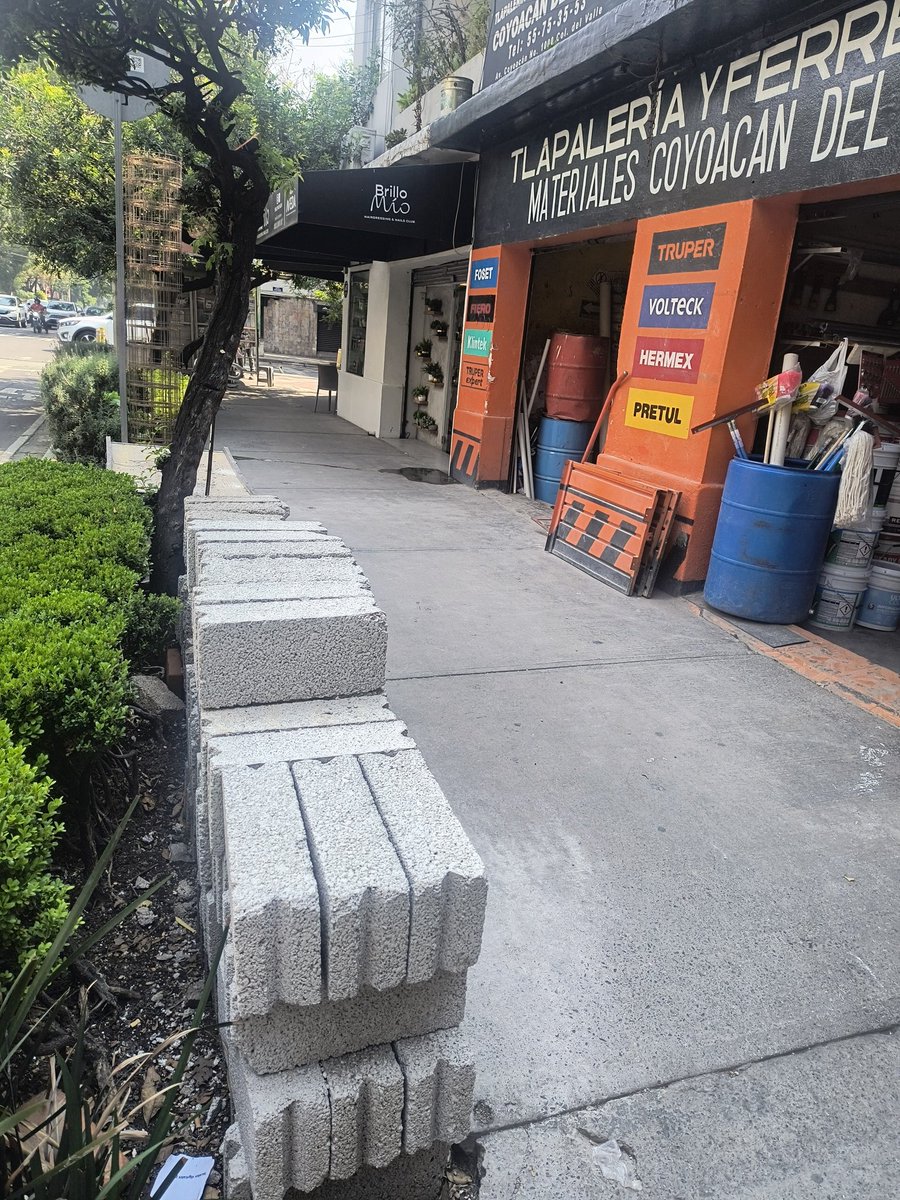 mauriciopg2020's tweet photo. Matías romero antes de Coyoacán 
Autos y motos sobre banqueta 
@BJAlcaldia @UCS_GCDMX 

Frente apartando lugar con tambos y basura de los materiales de construcción a la vuelta en Coyoacán 

Todo es un desmadre https://t.co/X9eOjen3wx