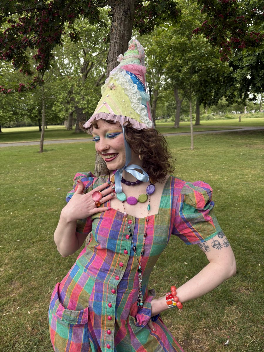 crystalmethyds's tweet photo. made a princess hat and frolicked in the park with my friends today 🎀 https://t.co/AS4BSYfRLo