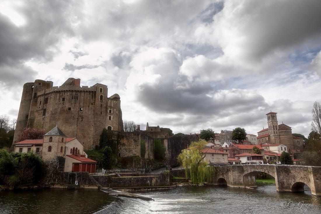 CGryph's tweet photo. @AlainHanel Carte postale de #Clisson
Le château, le Pont de la Vallée, sur la Sèvre, et la collégiale Notre-Dame
#LoireAtlantique #Bzh https://t.co/vbF1a9jxZq