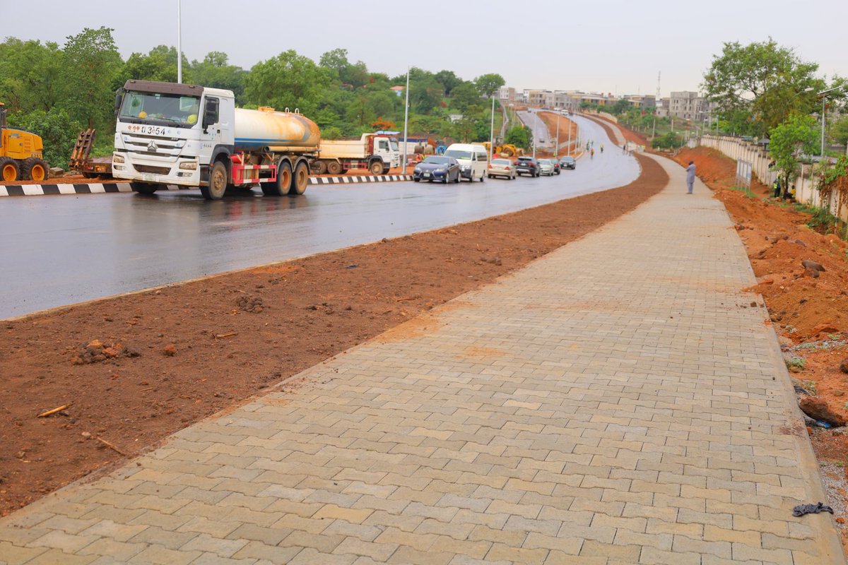 G_BloggerX's tweet photo. 🚧 FCT Minister Nyesom Wike says Abuja’s development must go beyond the city centre, as ongoing road projects and the Body of Benchers annex near completion ahead of President Bola Tinubu’s 3rd anniversary.

“We are opening up the satellite areas.” 🇳🇬

#Abuja #Wike #FCTProjects https://t.co/tWD0YtyU6c