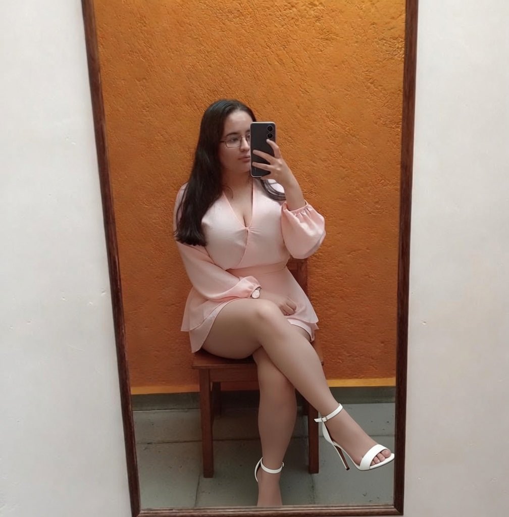 Andrea201bb's tweet photo. Cómo se me ven mis tacones nuevos con este vestido😘💖 https://t.co/y5oC5hL8BY