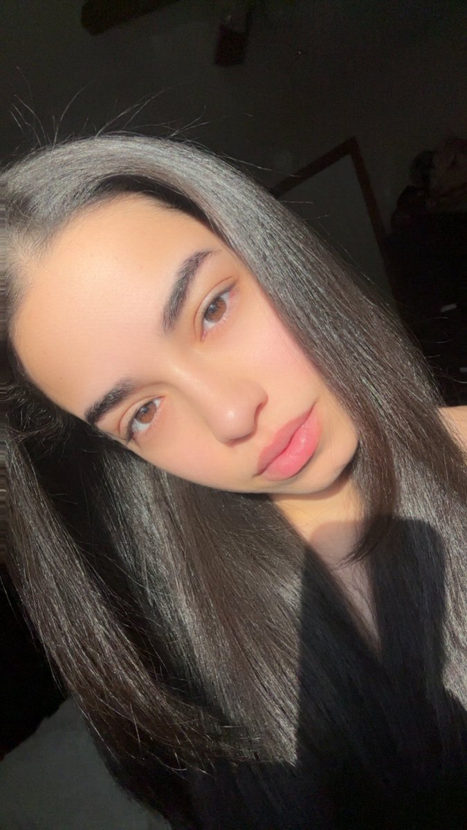 yourqueencloe's tweet photo. The look in my eyes will make you relapse 😘 https://t.co/3W6bILHiyi