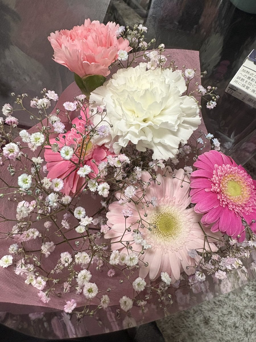 03chuchua's tweet photo. そういえばだいぶすぎたけど母の日に次女が花束と夕飯
息子がケーキをくれました！
めっちゃ幸せすぎた！ https://t.co/x8JxGN4BeW